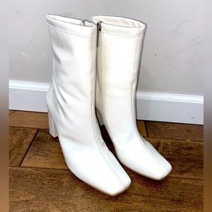 Cute Cape Robbin white boots size 8. Really comfortable and runs true to size.